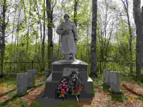 Братская могила советских воинов, павших в боях с фашистами, 1941-1942 гг.